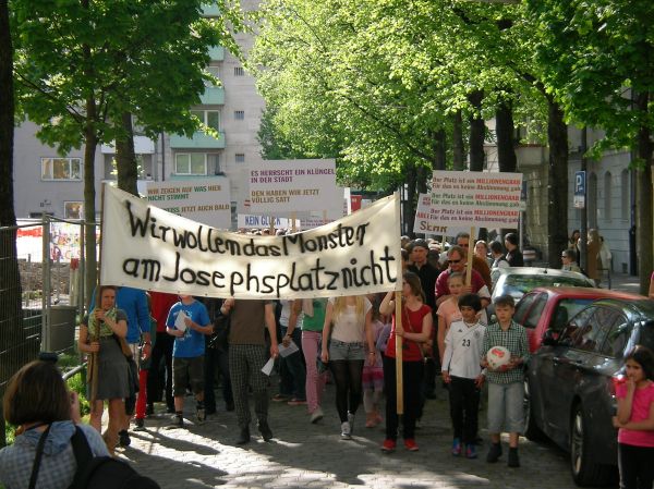 Demonstrationszug am Josephsplatz