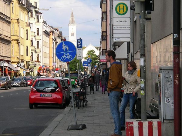 Schild auf Gehweg Schellingstraße