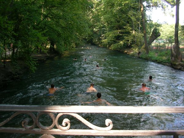 Schwimmer im Eisbach im Englischen Garten