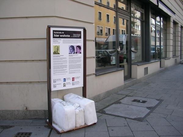 Kastners weiße Koffer in der Karlstraße