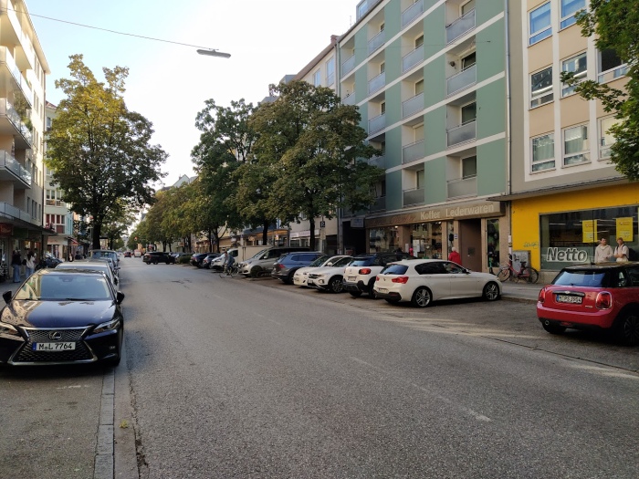 Augustenstraße mit Parkplätzen (Längs- und Querparken)