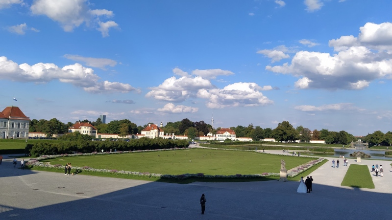 Schloss Nymphenburg - Blick auf das nördliche Schlossrondell mit O2-Tower und Olympiaturm