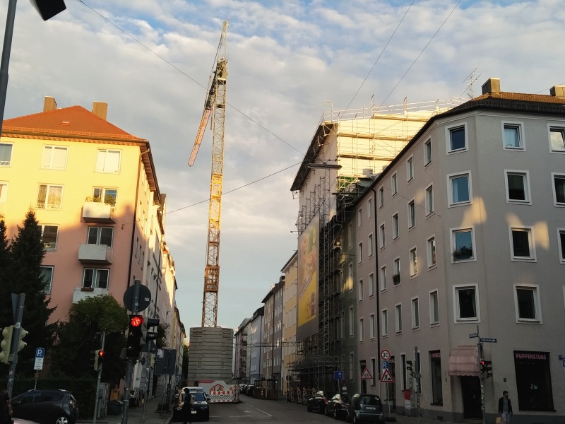 Baustelle mit Kran: Aufstockung in der Schellingstraße
