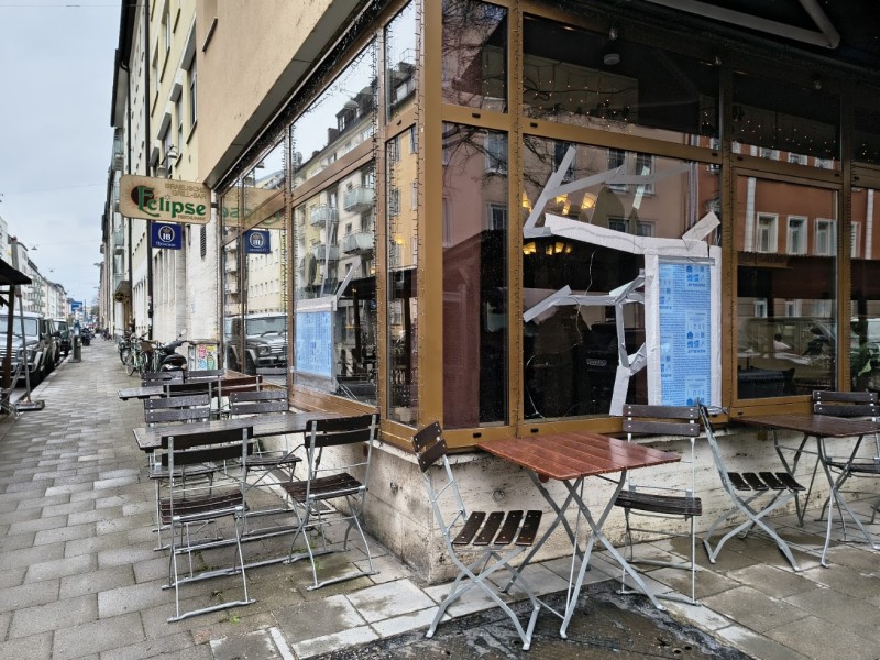 Eclipse Grillbar mit zwei beschädigten Fenstern