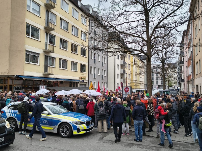 Menschenmenge bei der Kundgebung vor dem Restaurant Eclipse