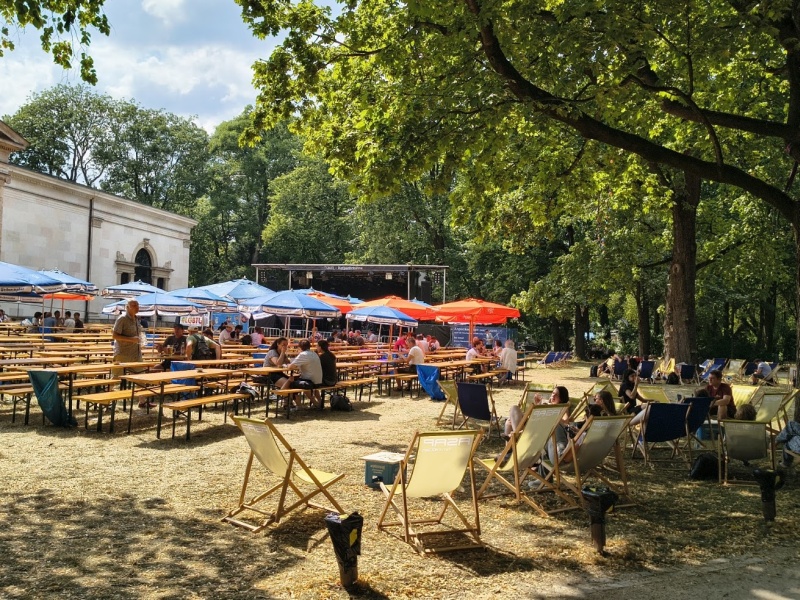 Biergarten, Bäume, Liegestühle beim Tunix Openair