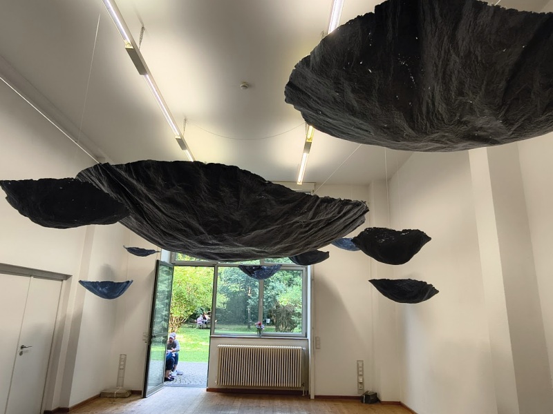 blaue, gewölbte Objekte an der Decke (im Untergeschoss)